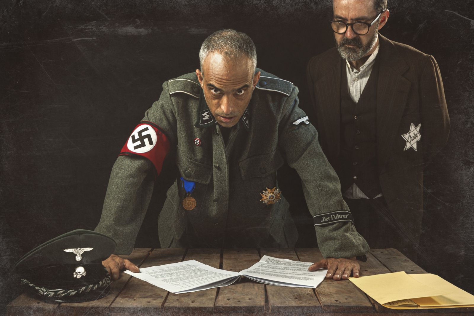 Escena de la obra ‘Himmelweg (camino del cielo)’ que cuenta con un reparto de lujo.