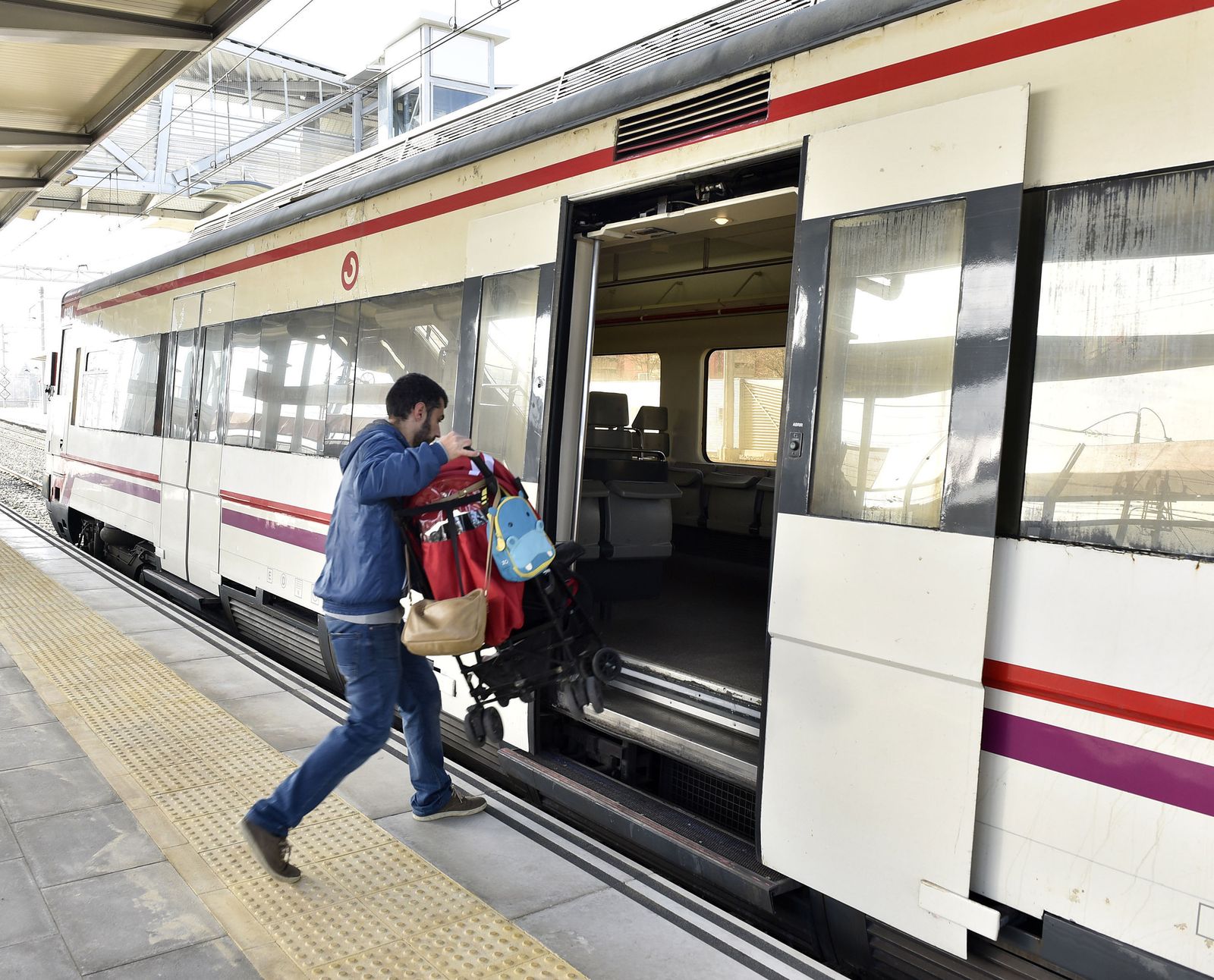 Un usuario subiendo a un tren de Cercanías en Sevilla.