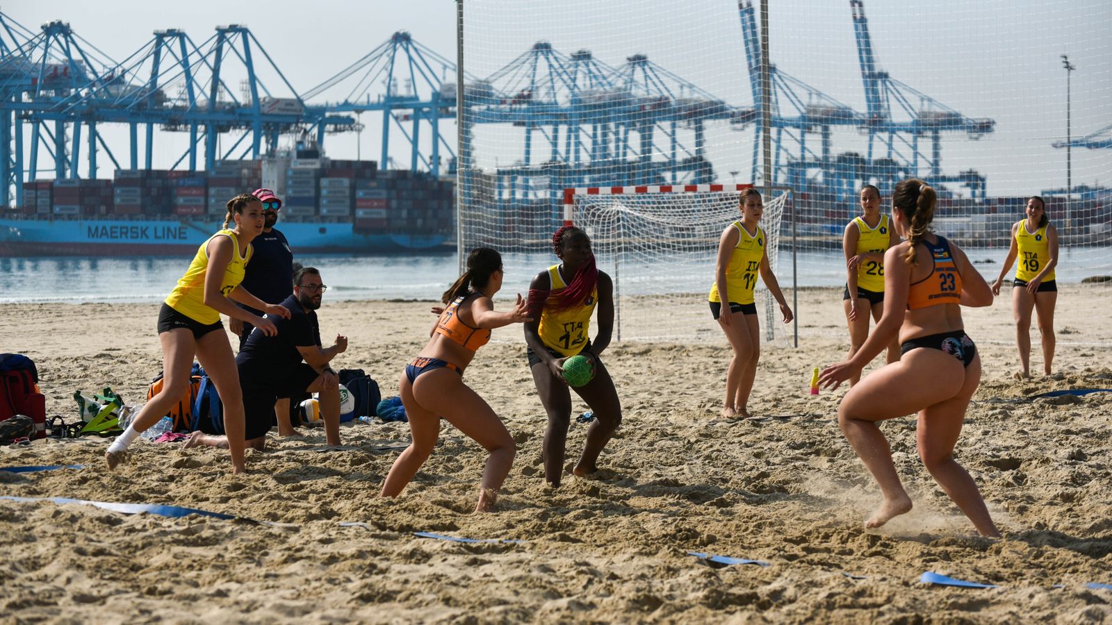 Las selecciones italianas de balonmano-playa se entrenan en Algeciras