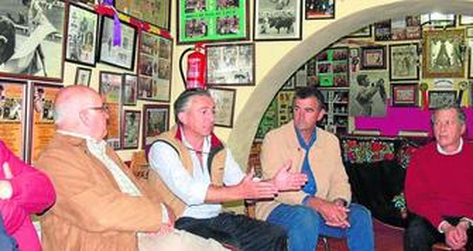 La comisión organizadora del homenaje a Limeño, rematando el programa de actos a organizar para celebrar los cincuenta años de alternativa.