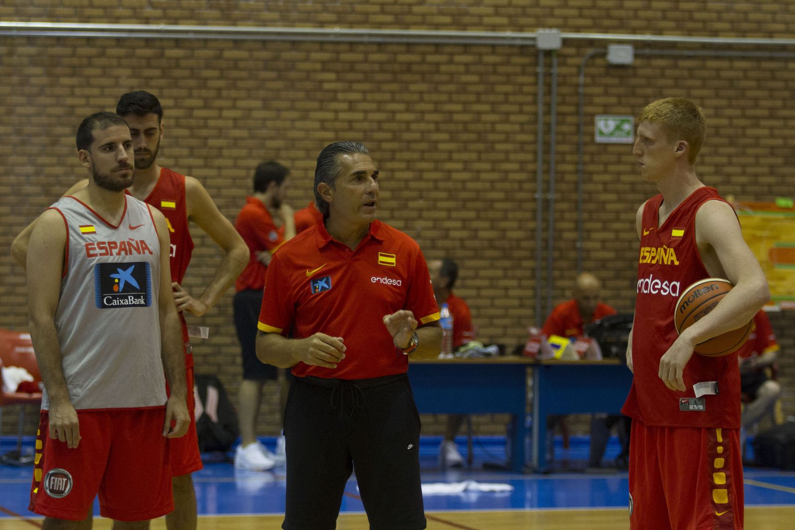 Sergio Scariolo da instrucciones a los bases Quino Colom y Alberto Díaz en la concentración de verano en Benahavís.