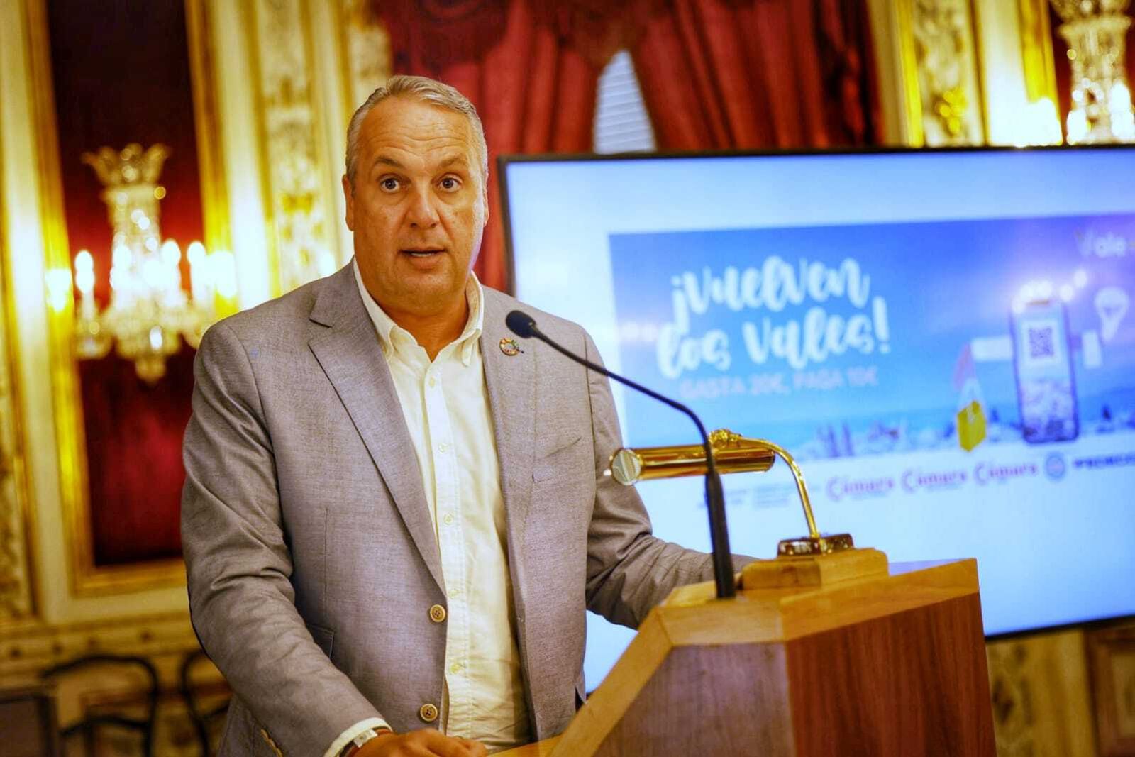 Ruiz Boix, durante la presentación de los vales de la Diputación de Cádiz.