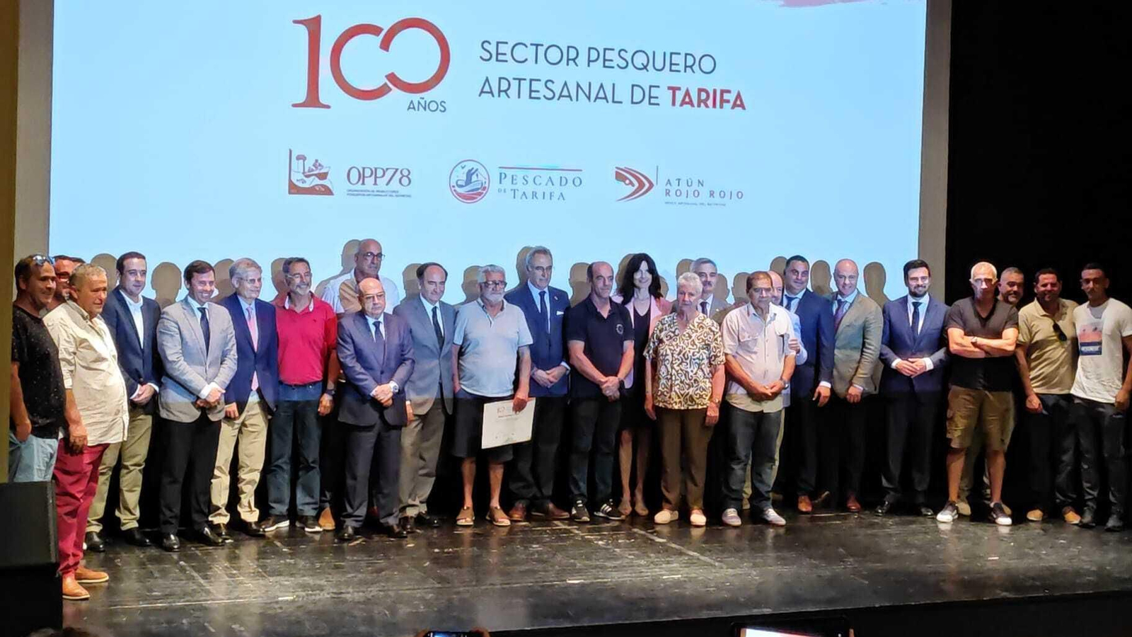 Foto de familia del acto por el centenario del sector pesquero artesanal de Tarifa.