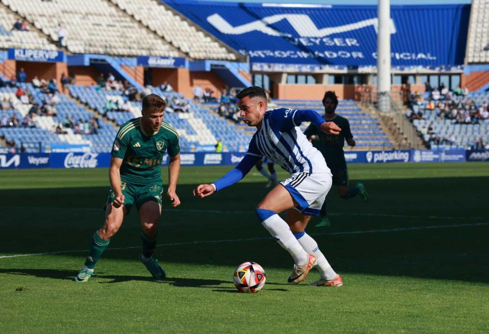 Álvaro Bustos encara a un rival.