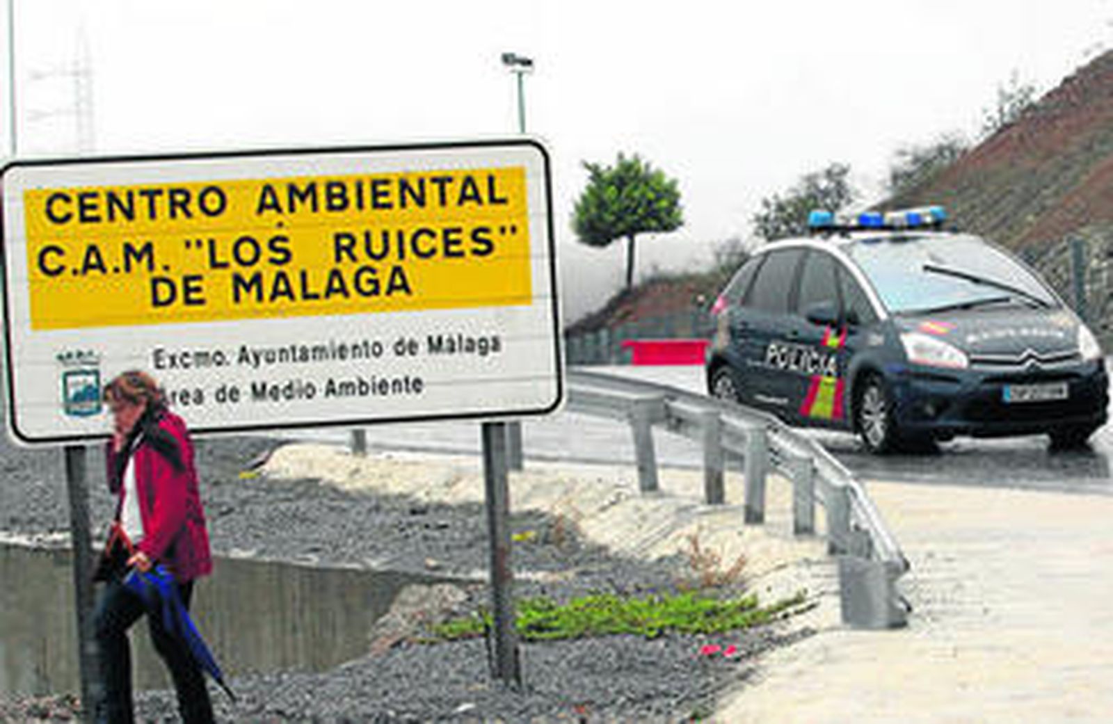 Un vehículo de la Policía Nacional saliendo, ayer por la mañana, de la planta de tratamiento de Los Ruices.