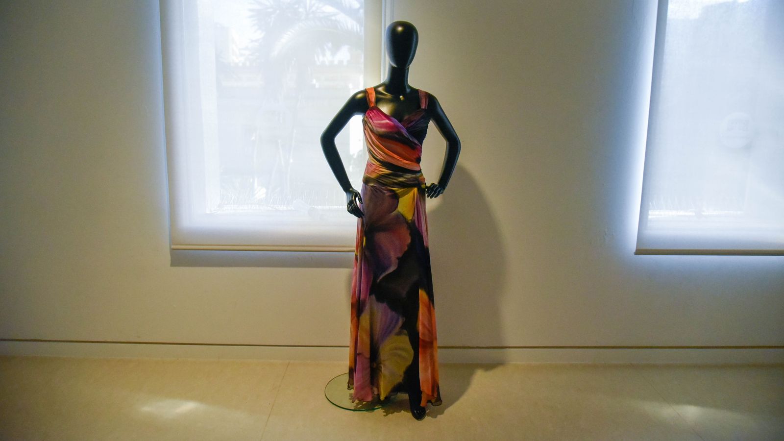 Exposición ' Vísteme: de la Alta Costura al Arte, 90 años de historia de la moda' en el Museo Cruz Herrera