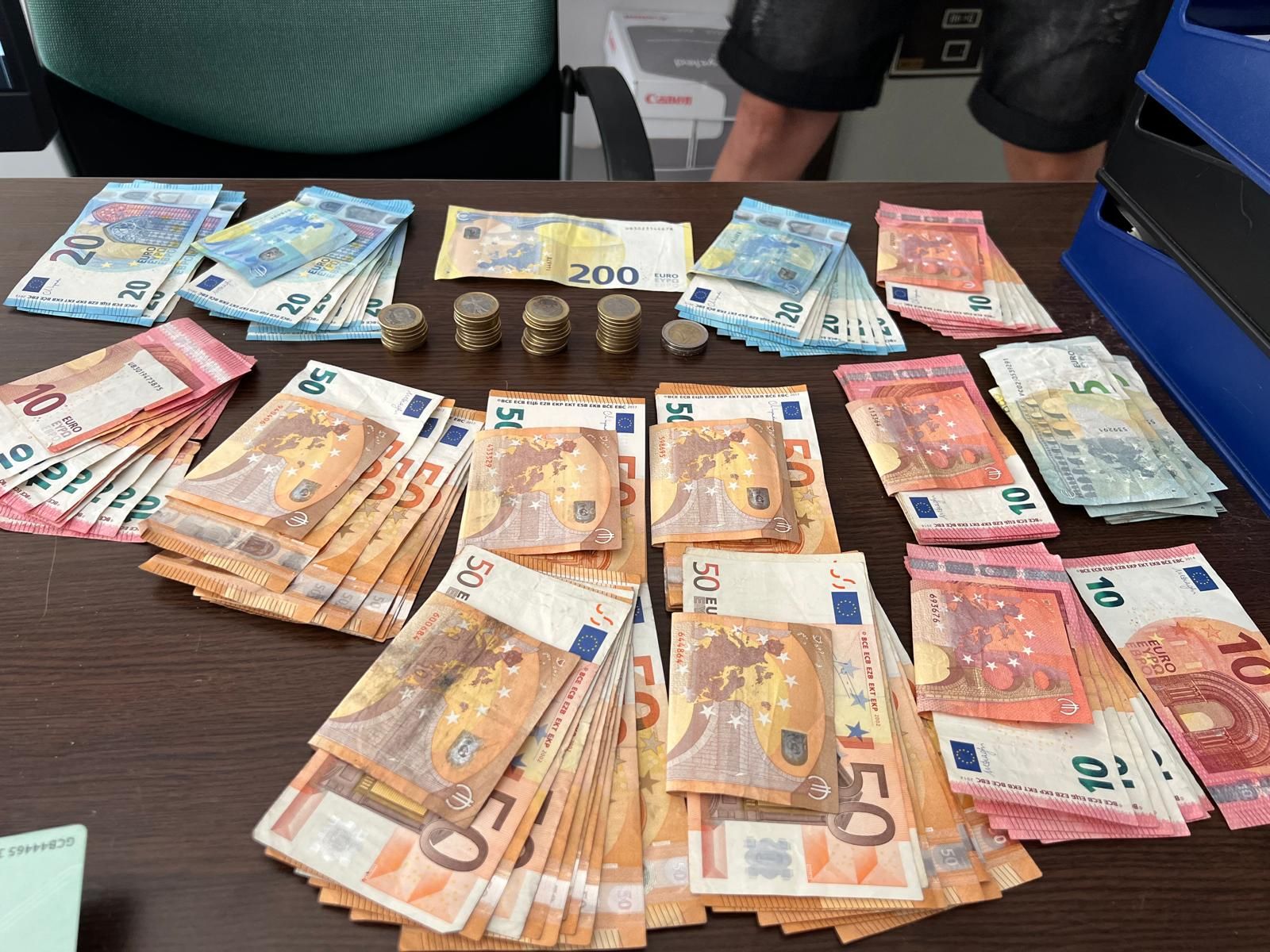 Parte del material intervenido por la Guardia Civil en Conil.