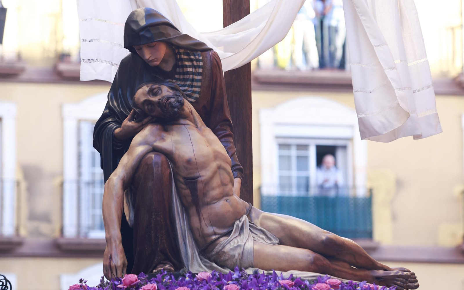 La Piedad en su procesión del Viernes Santo en Málaga, en fotos