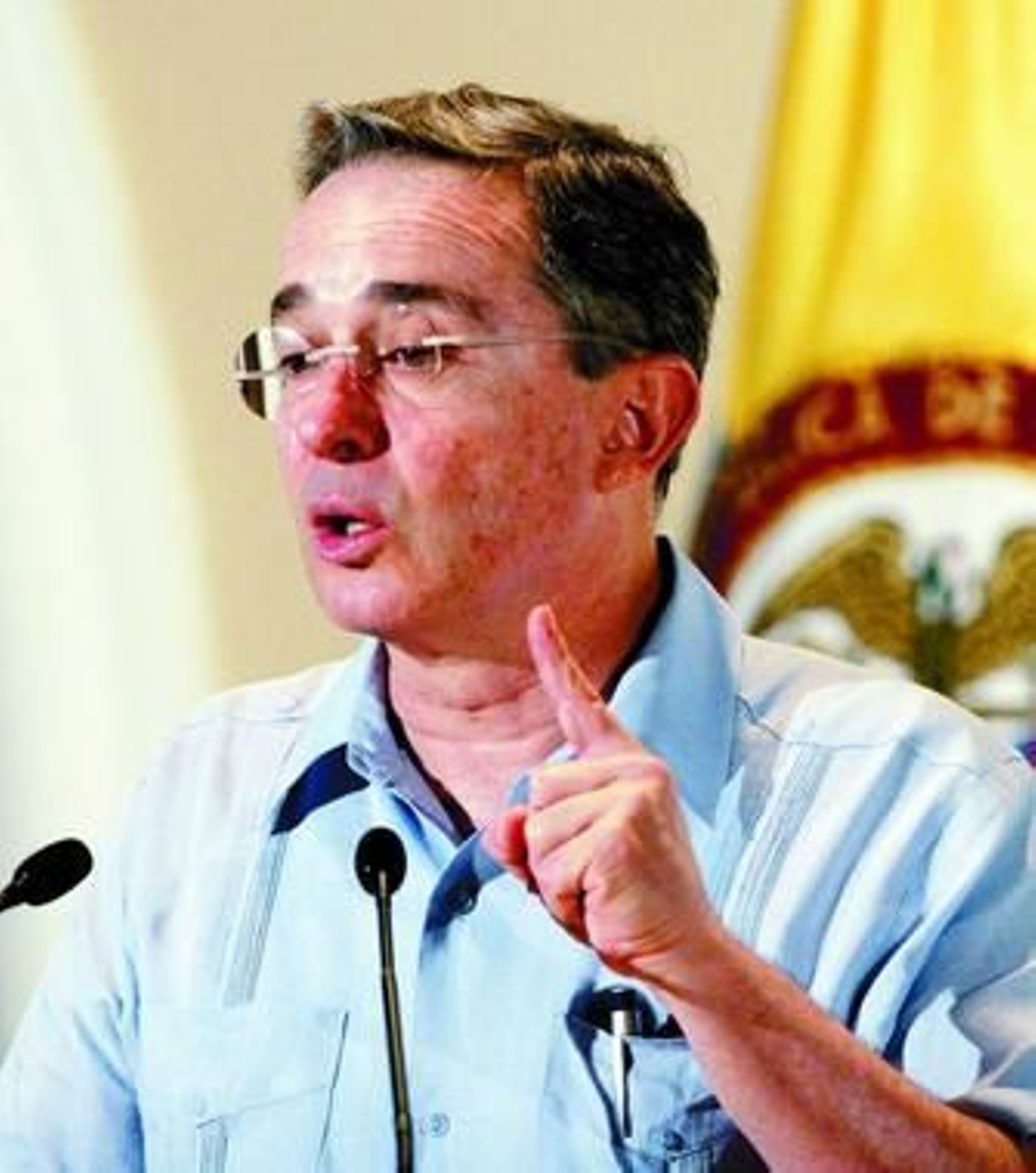 Álvaro Uribe habla en un congreso sanitario en Cartagena.