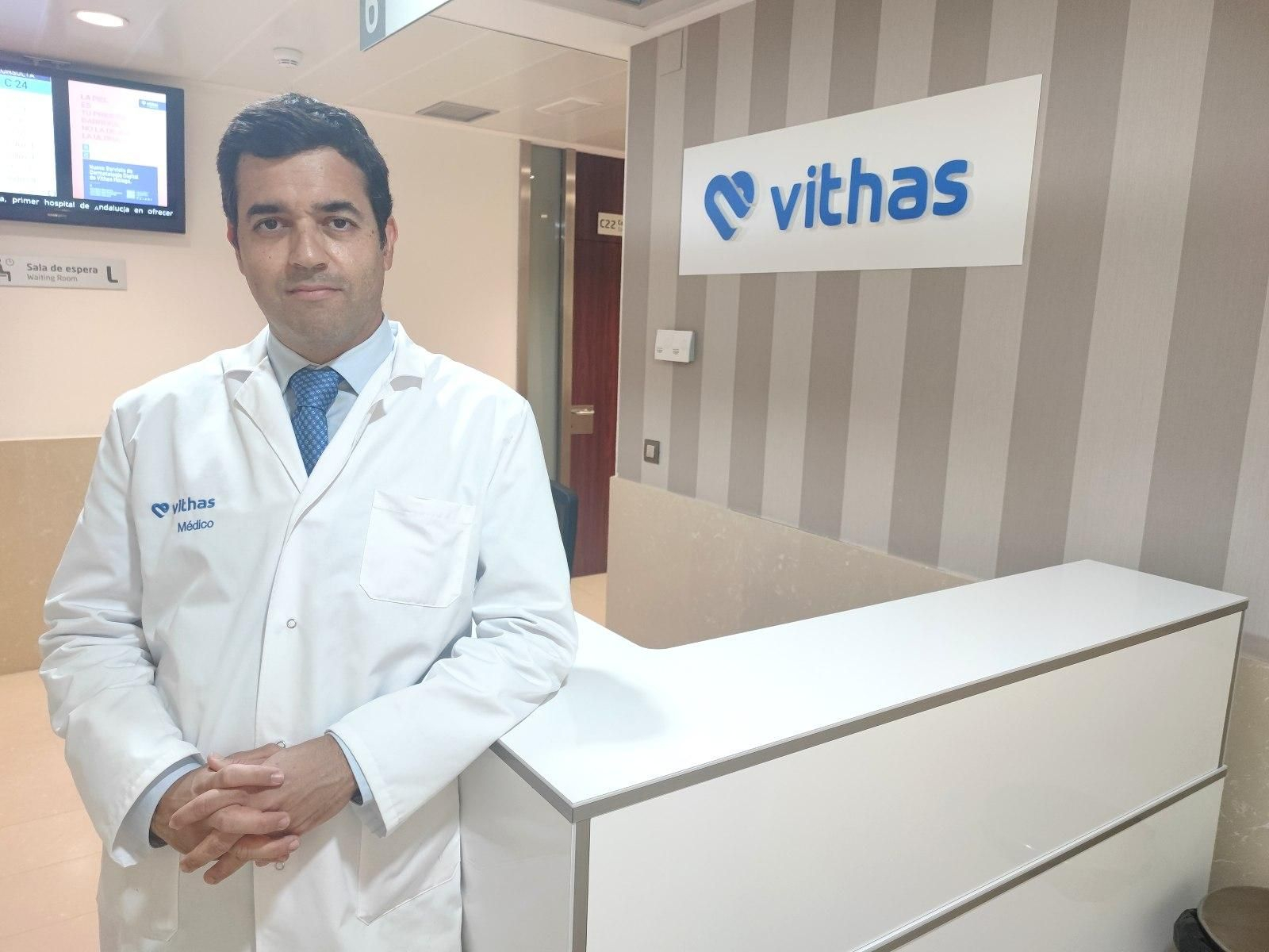 El doctor Álvaro Reyes, especialista en cirugía de la columna vertebral del Hospital Vithas Málaga