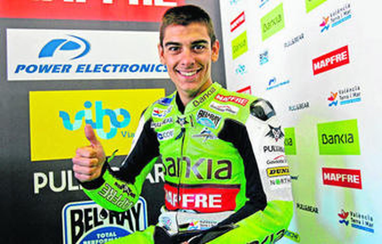 Alberto Moncayo saluda durante durante un descanso en los boxes del Circuito de Jerez.