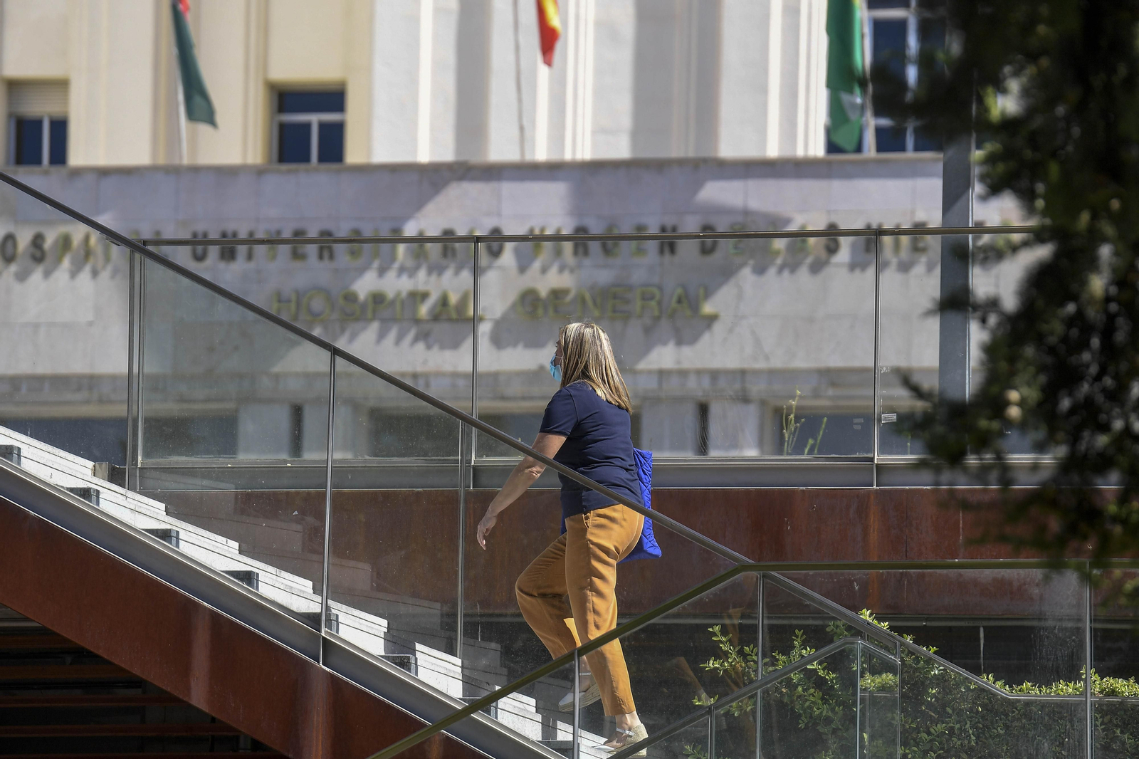 Una mujer sube las escaleras hacia el Hospital Virgen de las Nieves