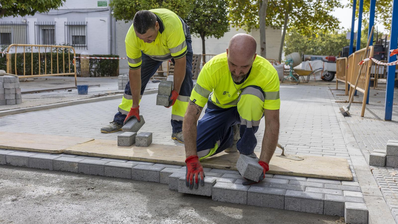 Trabajadores municipales en labores de mantenimiento de la vía pública.