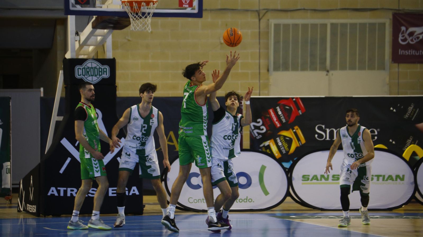 Guille del Pino lucha el balón con un rival.