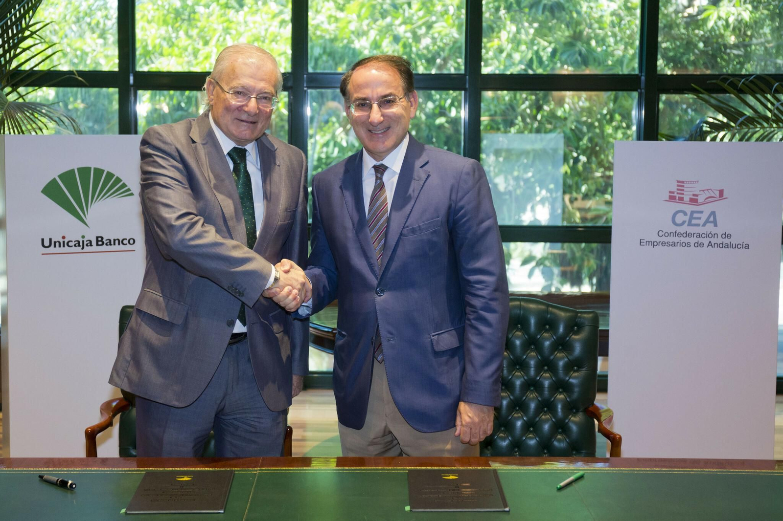 El presidente de Unicaja Banco, Manuel Azuaga, y el presidente de la CEA, Javier González de Lara.