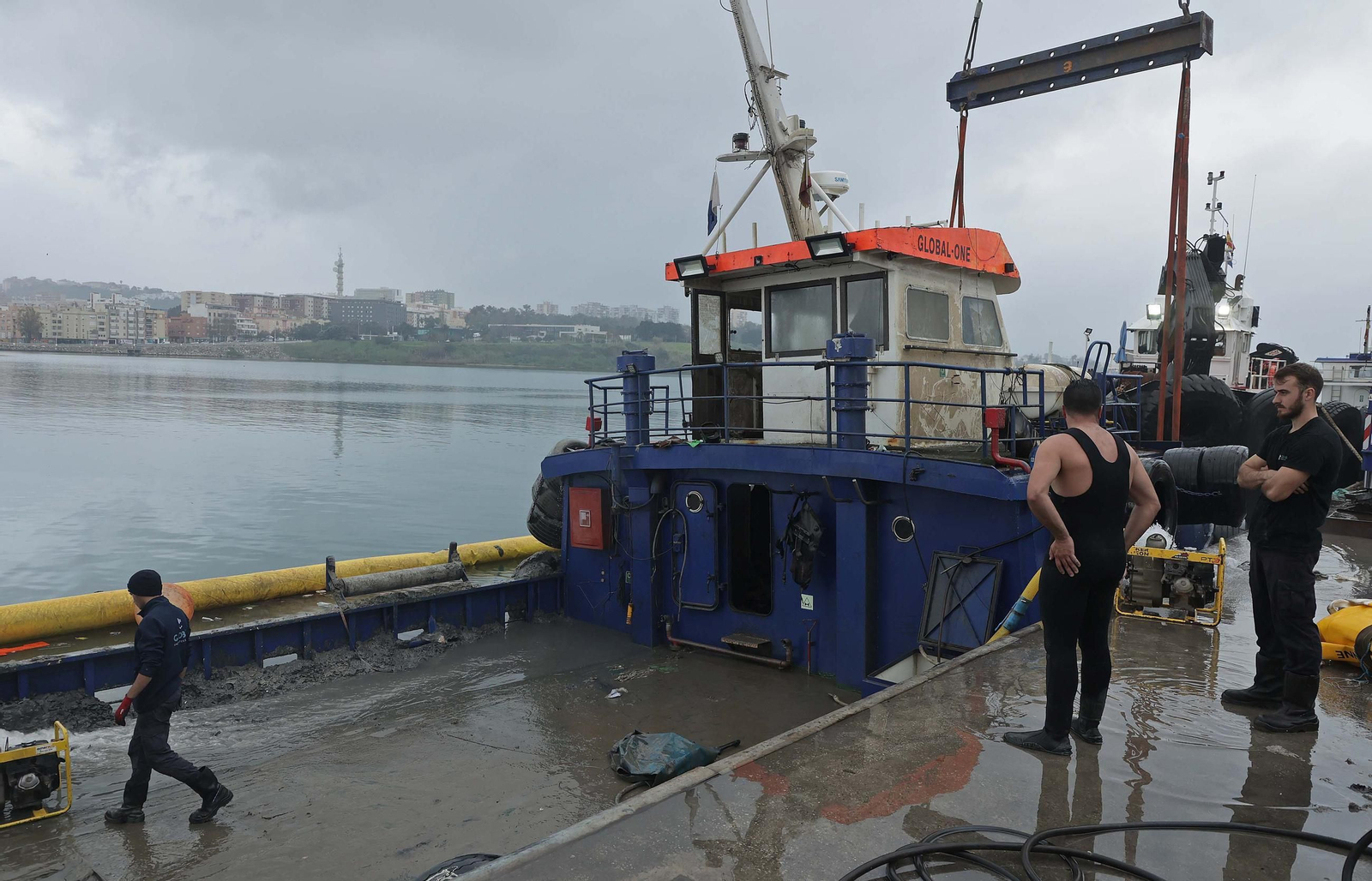 Fotos del reflote del Global One en el puerto de Algeciras
