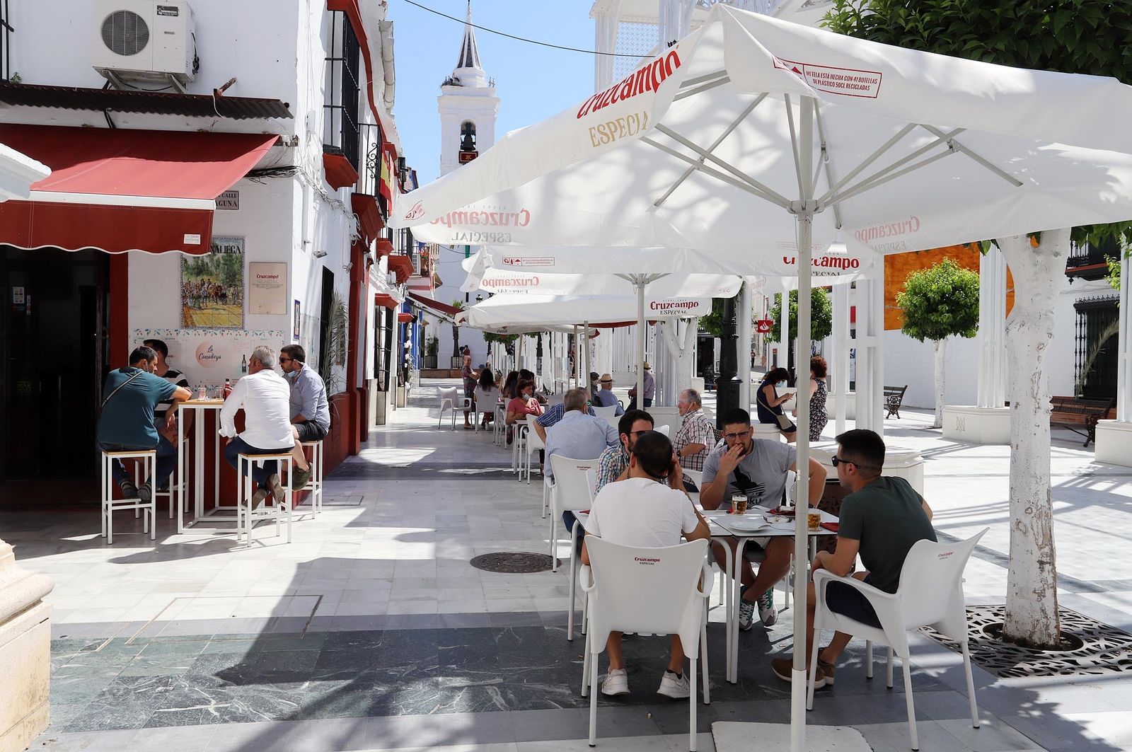 Terrazas de bares en una calle de Almonte.