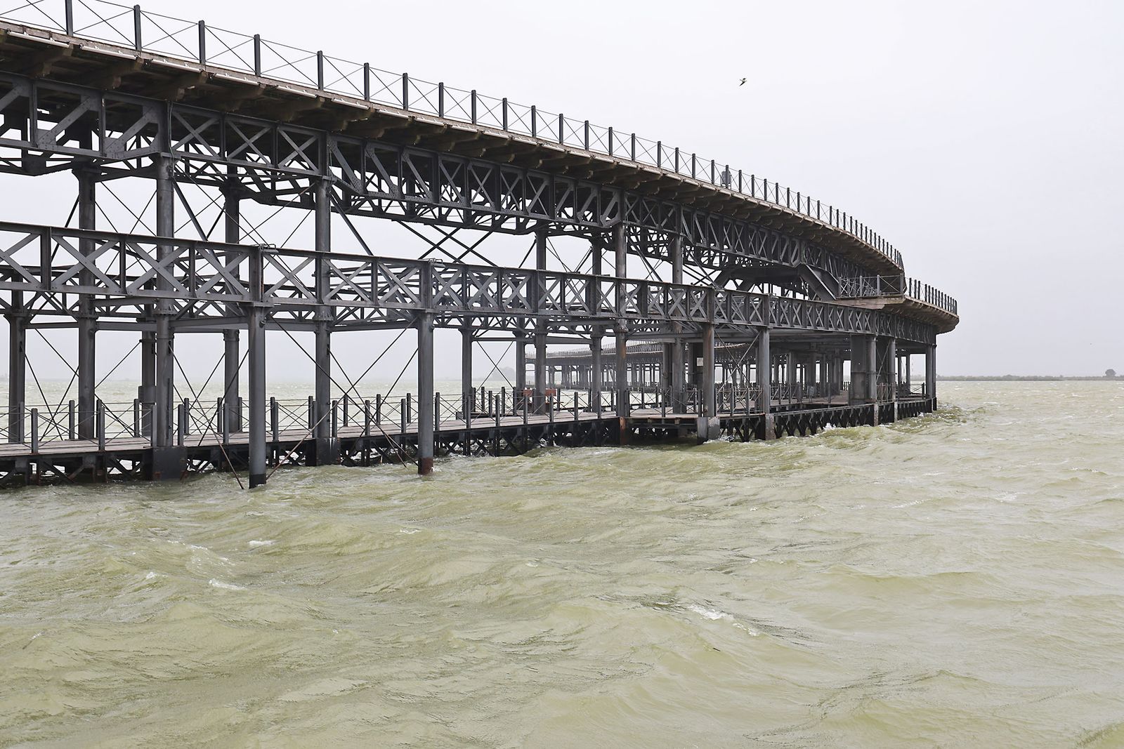 Muelle de carga de la Riotinto con marea alta en la borrasca Leonardo (18)