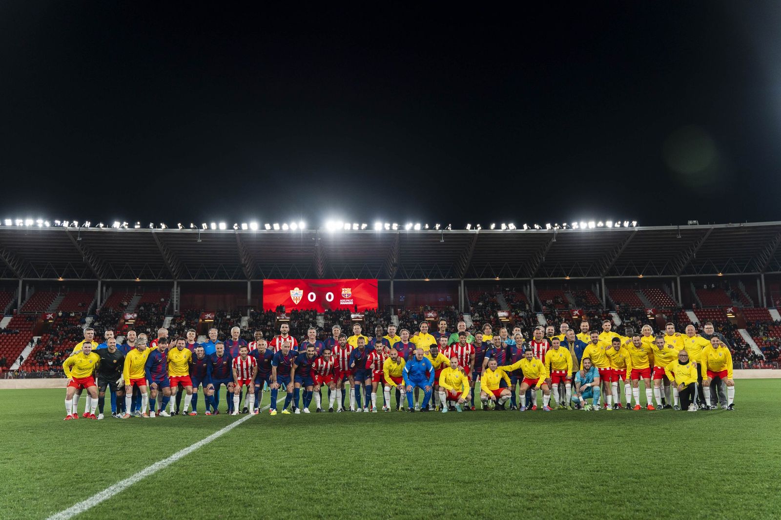 Fotogalería del partido homenaje a Guillermo Blanes entre los veteranos de la UD Almería y el FC Barcelona