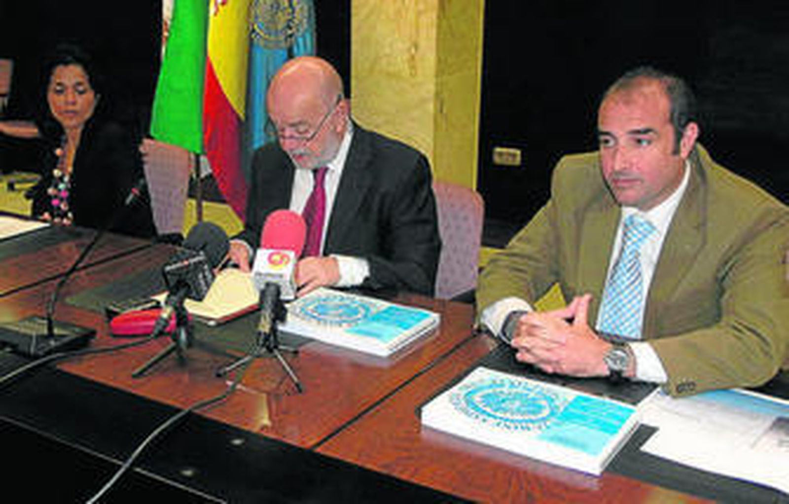 El rector Pedro Molina y el vicerrector Luis Fernández Revuelta en la presentación de la memoria.
