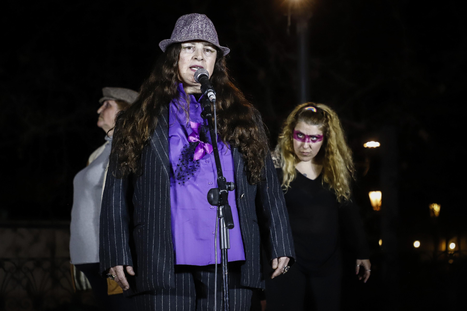 Una ola morada inunda la avenida principal de Granada en el Día de la Mujer