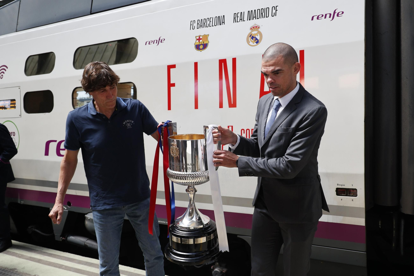 Las imágenes de la llegada de la Copa del Rey a Sevilla