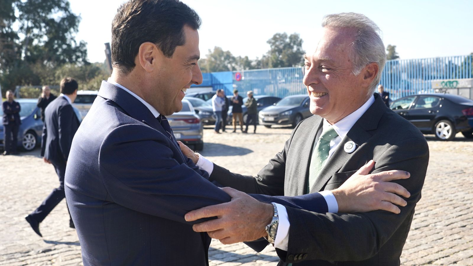José Manuel Soto saluda a Juanma Moreno en la presentación de su proyecto Destino Rocío