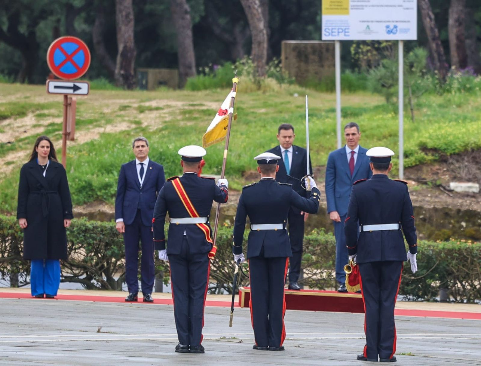 Pedro Sánchez y Luis Montenegro durante el minuto de silencio en el Monumento a los Descubridores.