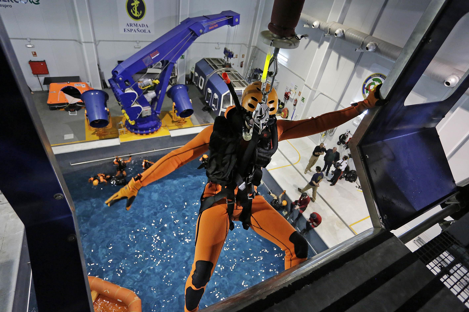 Una jornada de entrenamiento en el simulador de rescates en el mar de la Armada