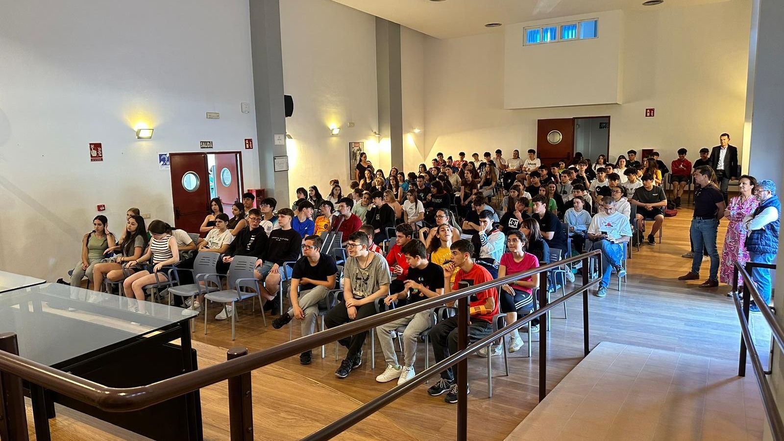 Alumnado de 4º de ESO y de las Aulas Específicas del IES Maestro Padilla de la capital durante la charla divulgativa que acogió el Albergue de Almería