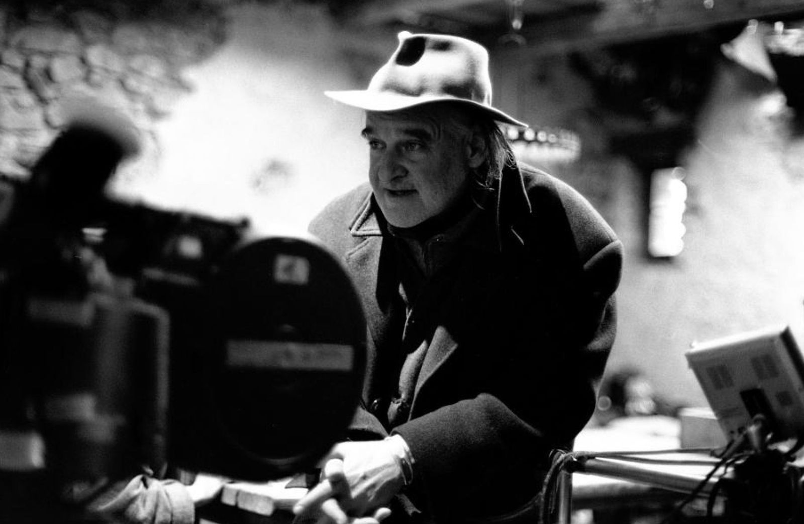 BélaTarr (1955-2026) en una imagen del rodaje de 'El caballo de Turín' (2011), su última película.