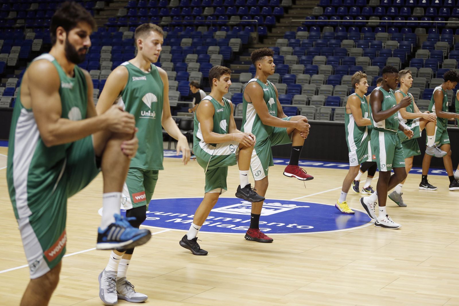 Los jugadores del Unicaja se ejercitan en el Carpena.