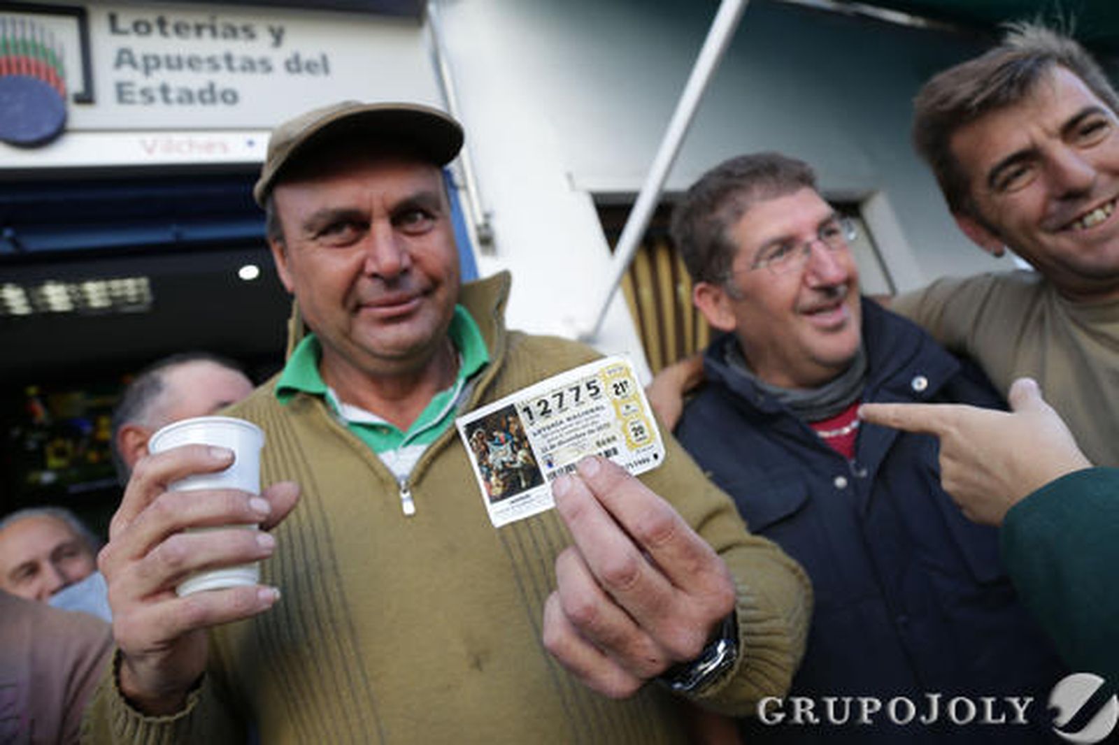 Vecinos de Osuna, agraciados con el segundo premio al número 12775.

Foto: M.J.López
