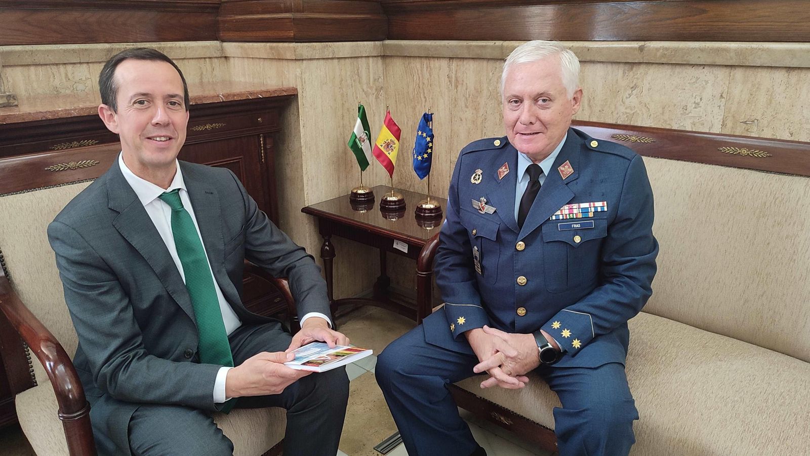 El subdelegado del Gobierno mantiene un encuentro con el coronel Frías, al mando de la Subdelegación de Defensa en Almería