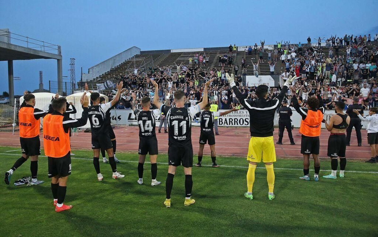 Jugadores y aficionados de la Balona intercambian ánimos tras el triunfo sobre el Rayo Majadahonda