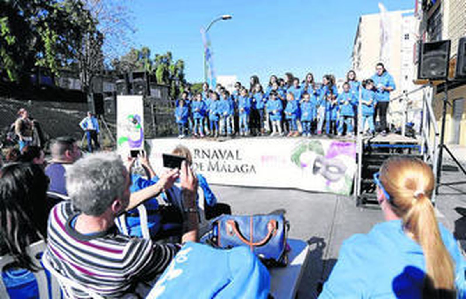 Actuación de la murga infantil Sopla el viento en la calle Chaves.