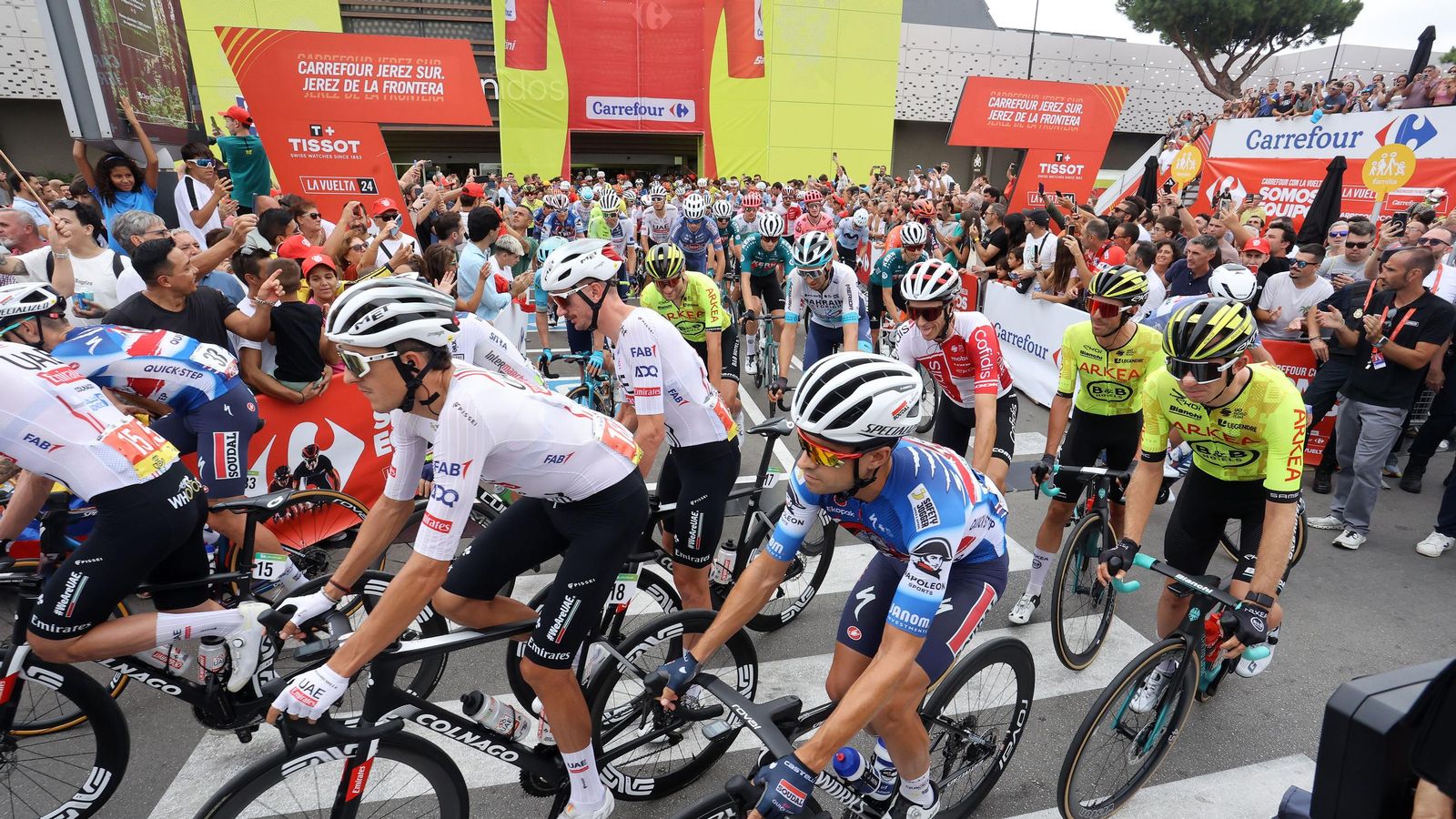 Así fue la salida de la Vuelta España desde Carrefour Sur en Jerez