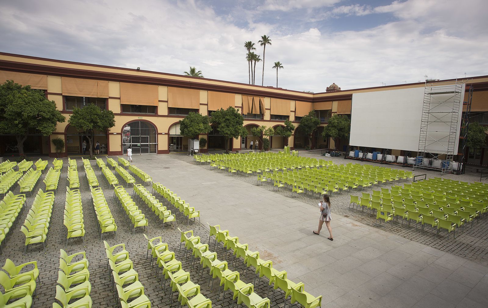 Una imagen del Patio de la Diputación Provincial de Sevilla justo antes de que comenzara la programación del Cine de Verano de 2018.