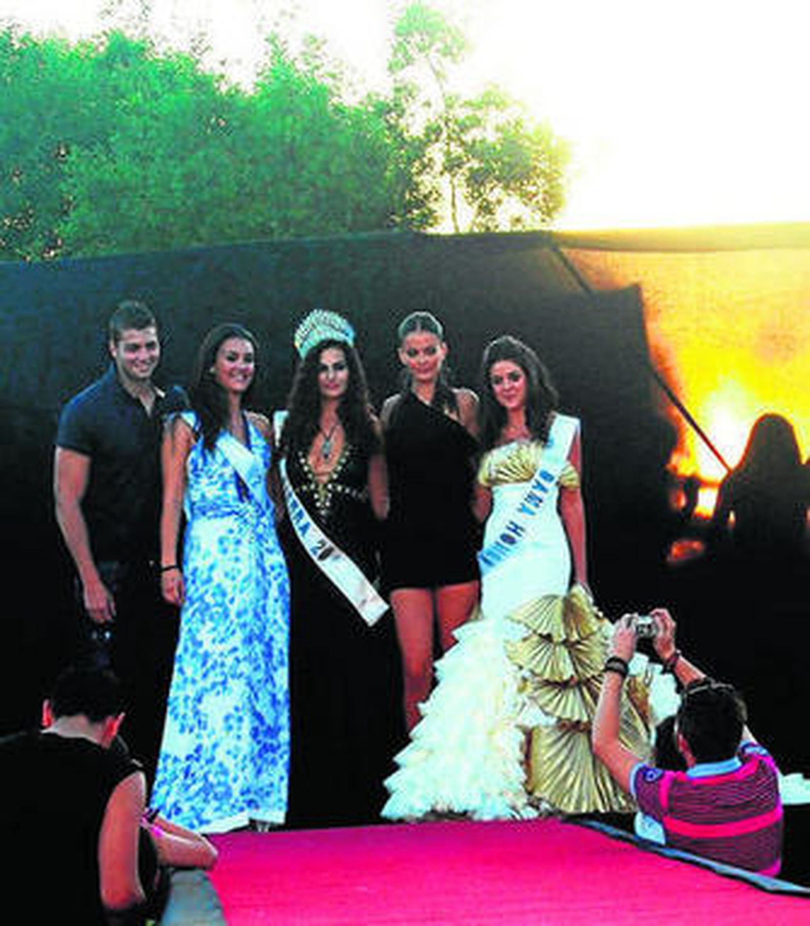 Numerosas personas se congregaron en torno La Laguna de Cañaveral de León para presenciar la elección de la joven más bella de la Sierra.