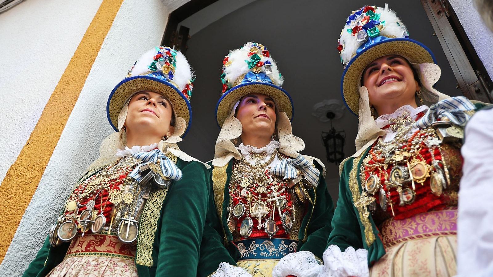 Jamugueras a las puertas de sus casas.