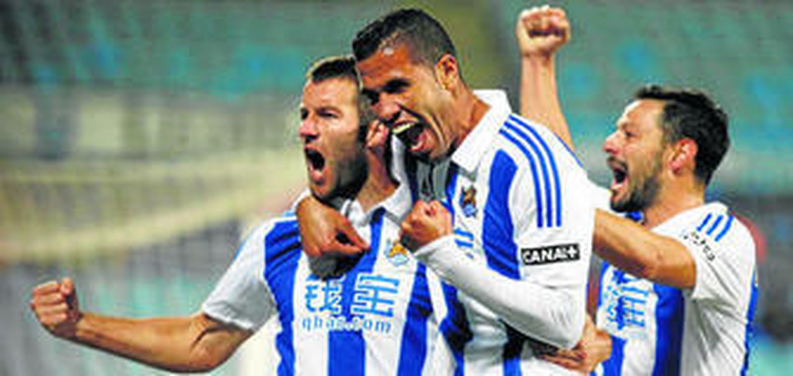 Jonathas y De la Bella celebran con Agirretxe un gol marcado por éste en el Coliseum Alfonso Pérez de Getafe.