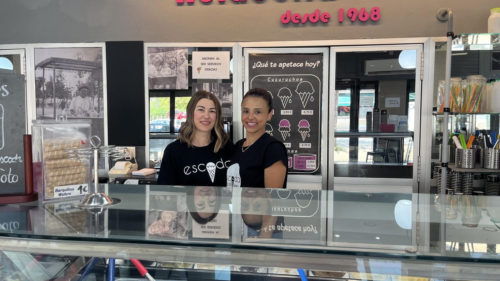 Las encargadas de la heladería Escoda de la calle Huelva.