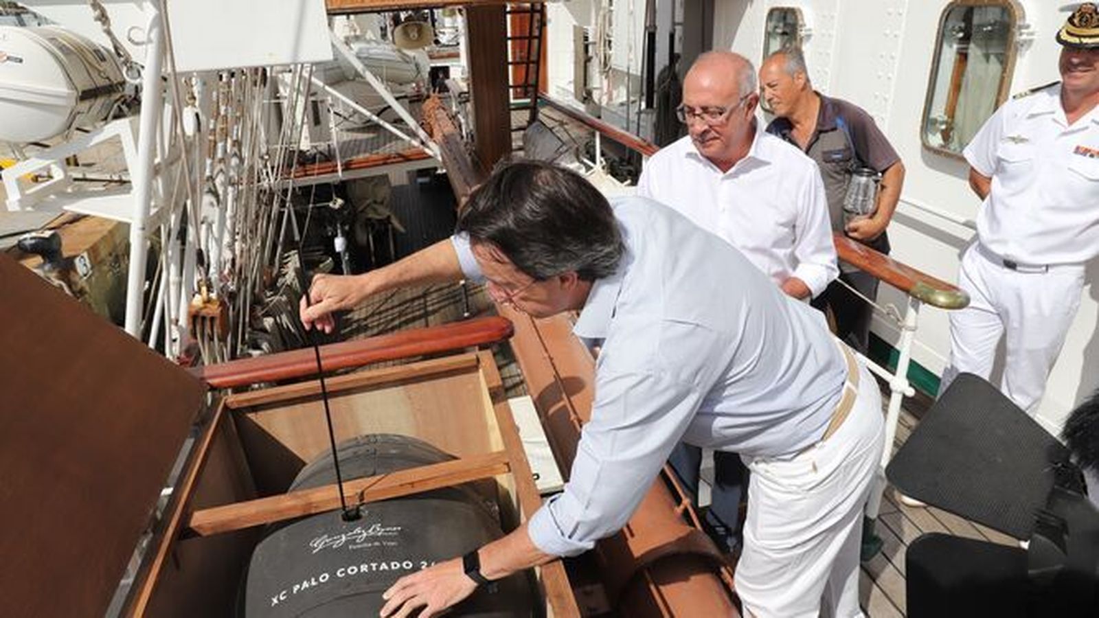 Mauricio González-Gordon y Antonio Flores, de González Byass, junto a una de las botas embarcadas en el Elcano.