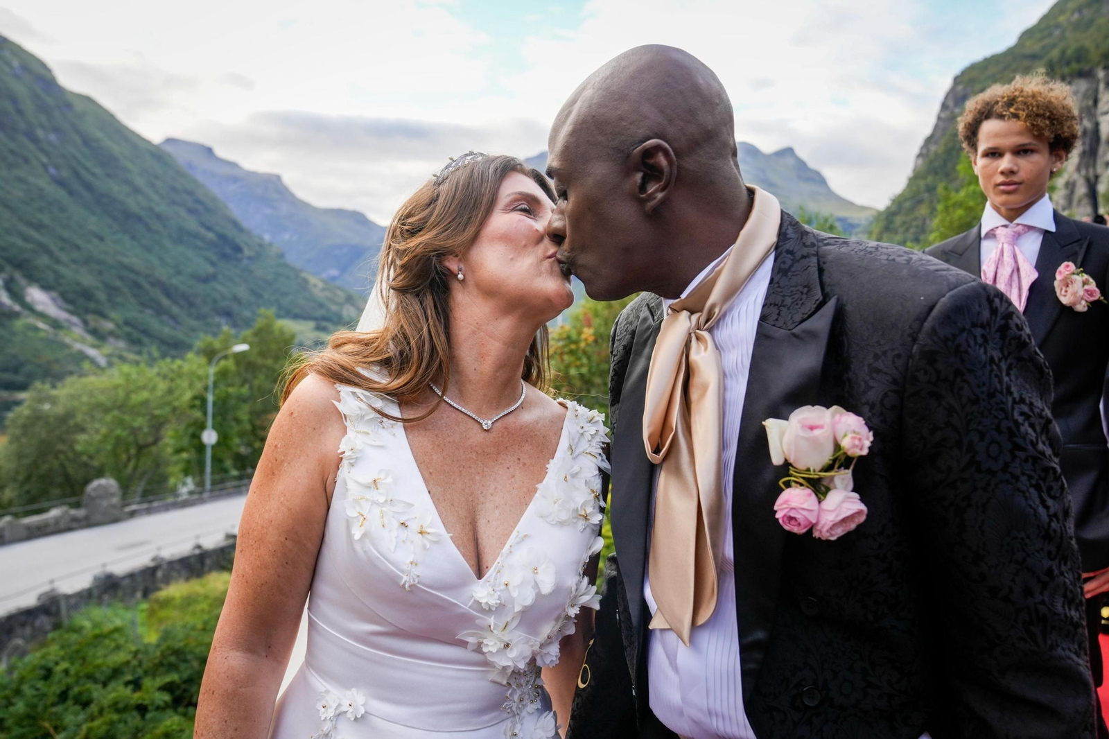 Marta Luisa de Noruega besa a su marido, Durek Verrett, en el impresionante paisaje de su celebración nupcial