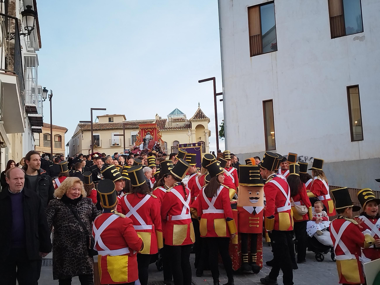 Las calles de Vélez-Málaga se llenan para recibir a los Reyes Magos