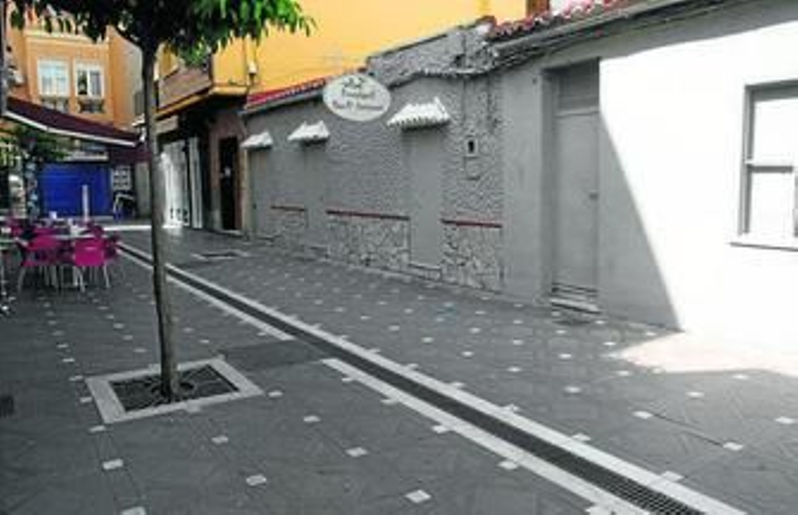 Imagen del bar en el que tuvo lugar el suceso, cerrado ayer.