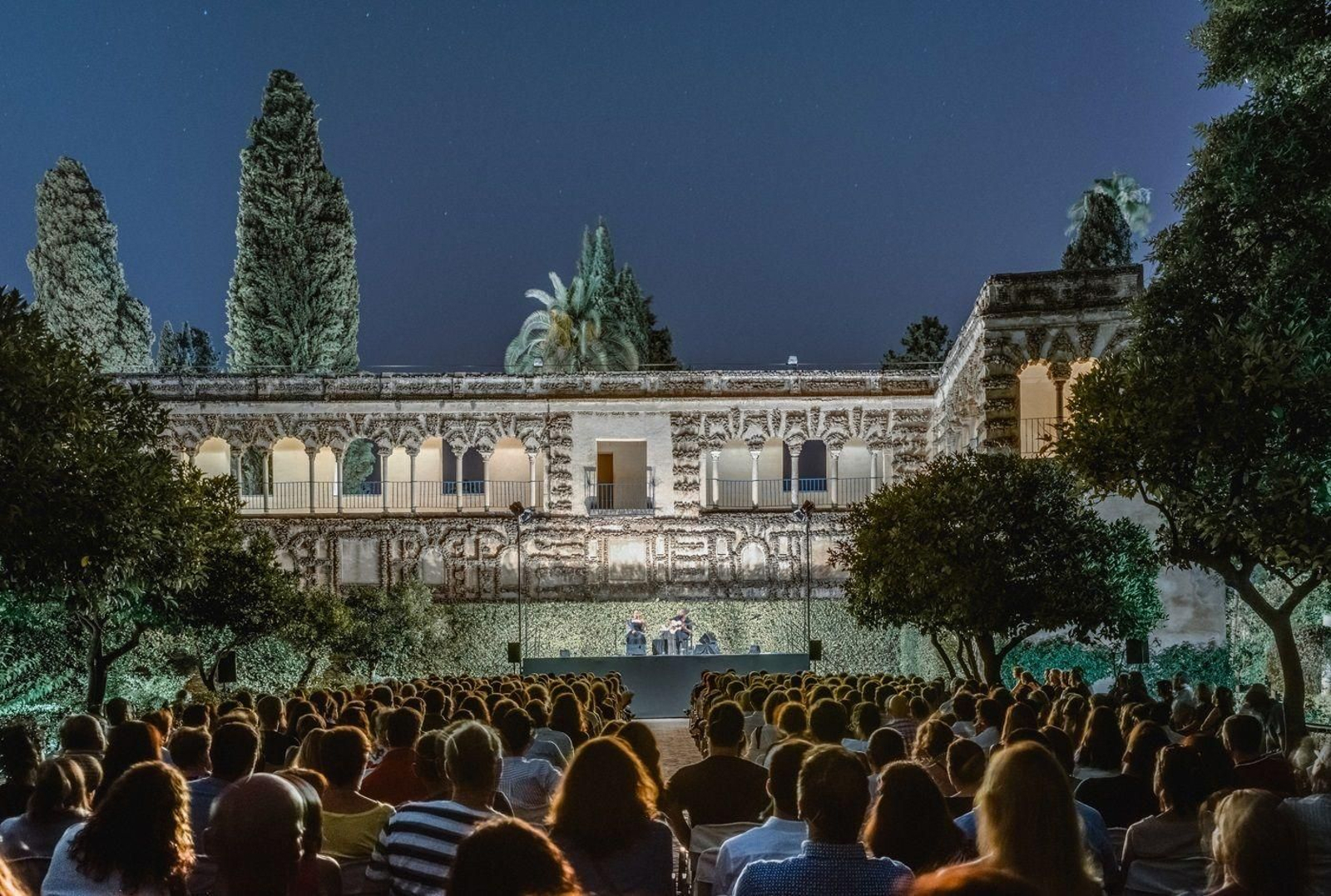 Espectadores a uno de los  conciertos de Noches  en  los  Jardines  del  Alcázar , en  foto de archivo.