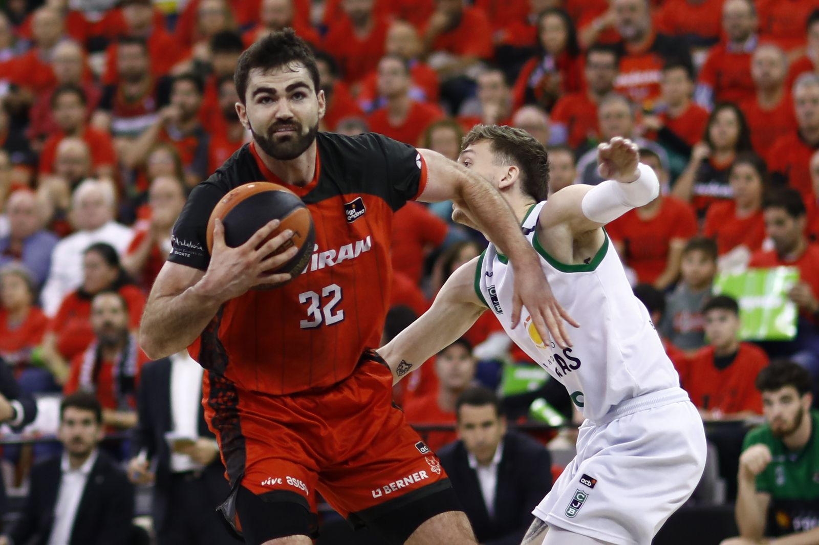 Luke Maye elude a Guy en el duelo ante el Joventut.