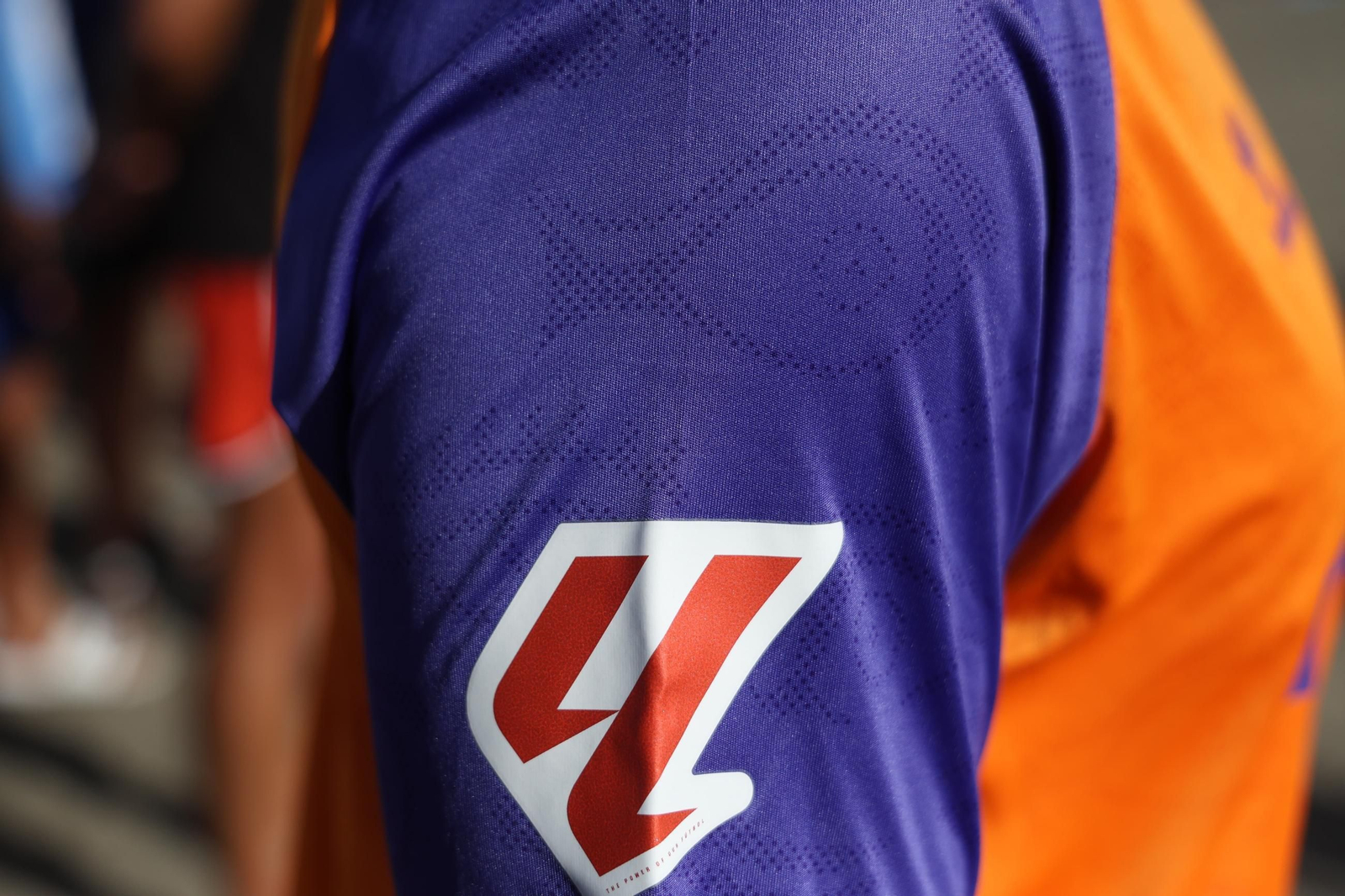 Naranja, morado y el ojo fenicio: la tercera camiseta del Málaga CF 2025/26