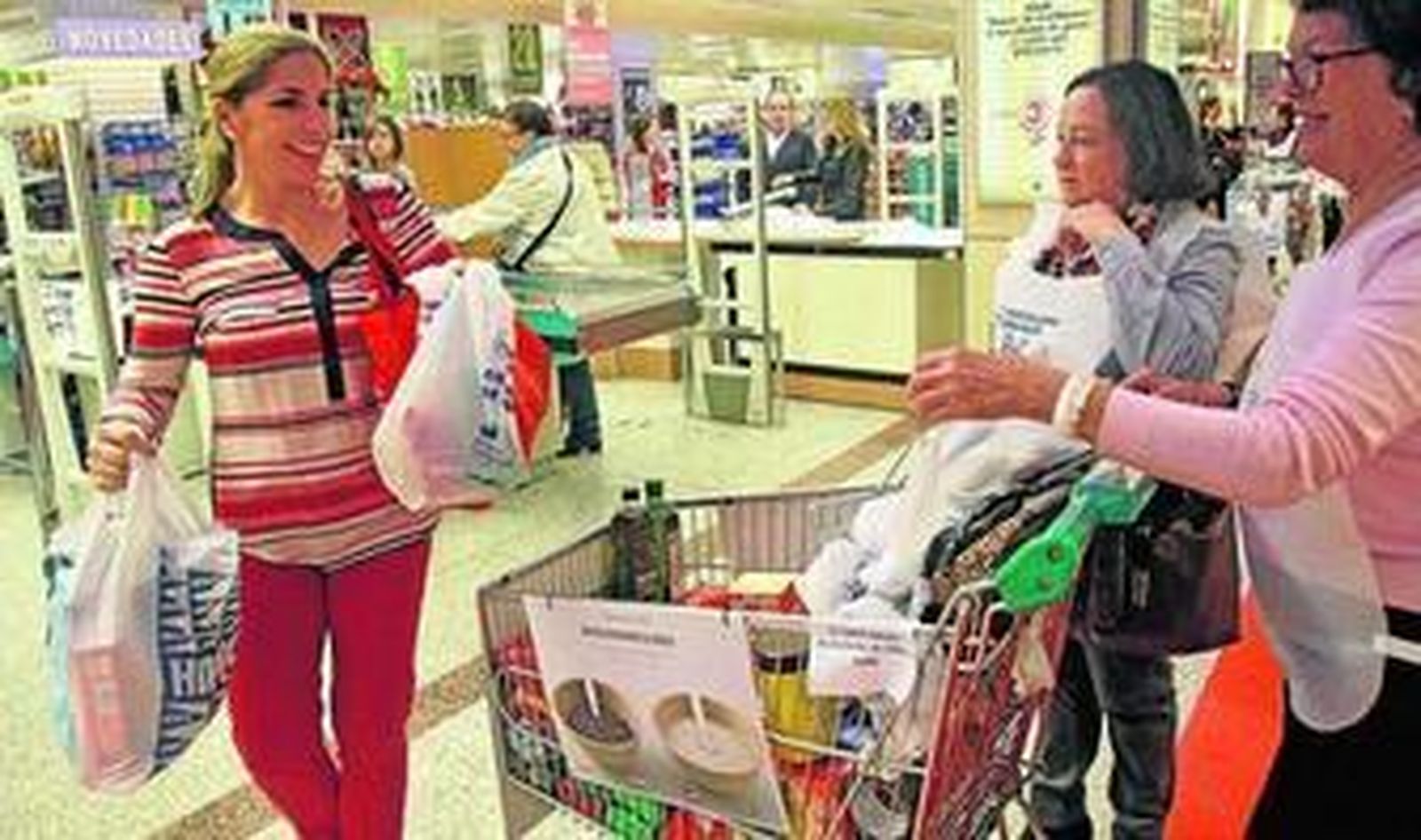 Dos voluntarias recogen alimentos en Hipercor de Cádiz en la campaña de 2014.